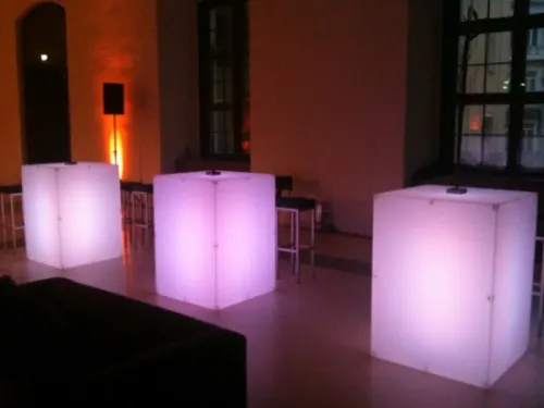 Plexiw�rfel, eckig, 80 x 80 x 110 cm, opal, mit LED-Beleuchtung