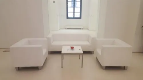 Ledersofa mit gleichhoher Seitenlehne