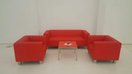 Lederfauteuil mit gleichhoher Seitenlehne
