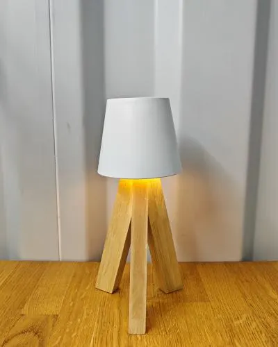 Tischlampe mit Holzfu�