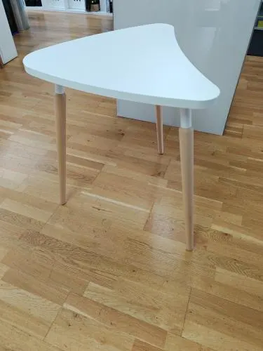 Tisch Dreieck gebogen, ca. 65 Seitenl�nge und 73 cm hoch, Holzf�sse - Platte: wei�