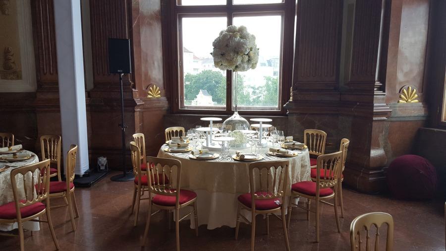 Goldstuhl mit Polster - Farbe: rot