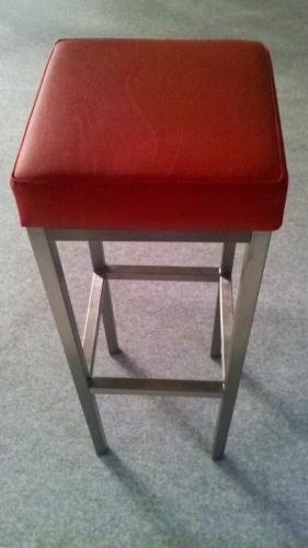 Barhocker, eckig - Sitz: roter Polster