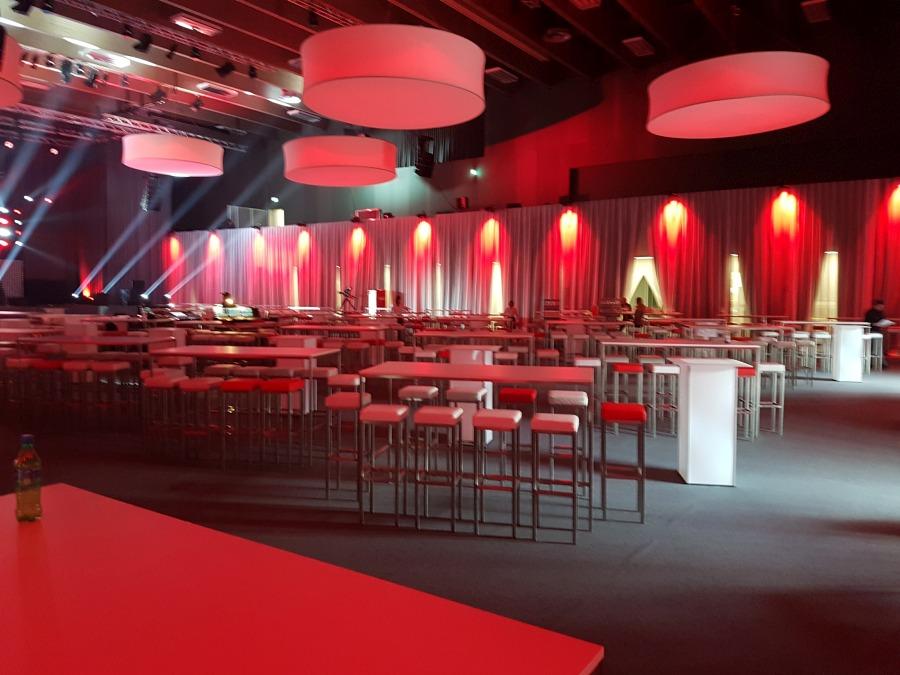 Barhocker, eckig - Sitz: roter Polster