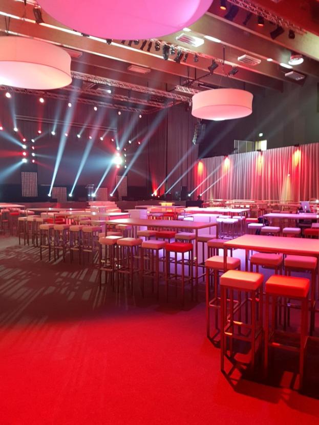 Barhocker, eckig - Sitz: roter Polster