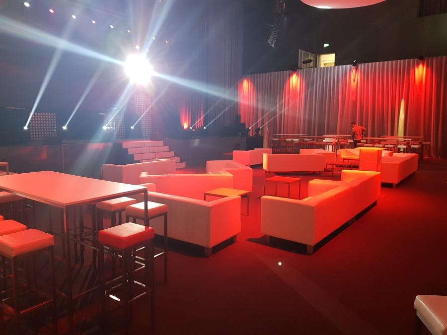 Barhocker, eckig - Sitz: roter Polster