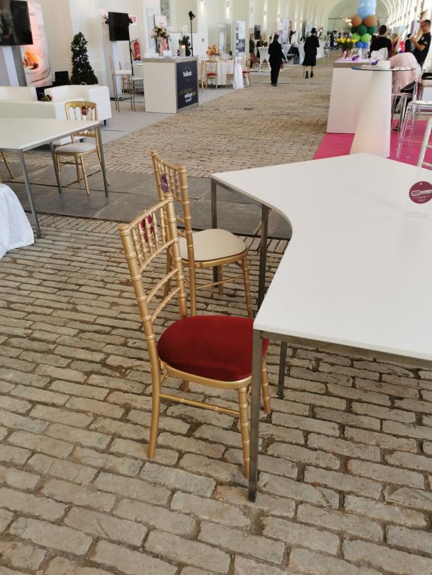 Polo Stuhl - Farbe: gold - Polster: rot