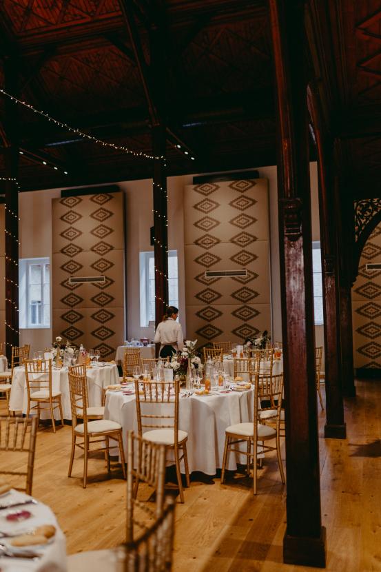 Polo Stuhl - Farbe: gold - Polster: creme-wei� | Foto: Anna Enya Photography