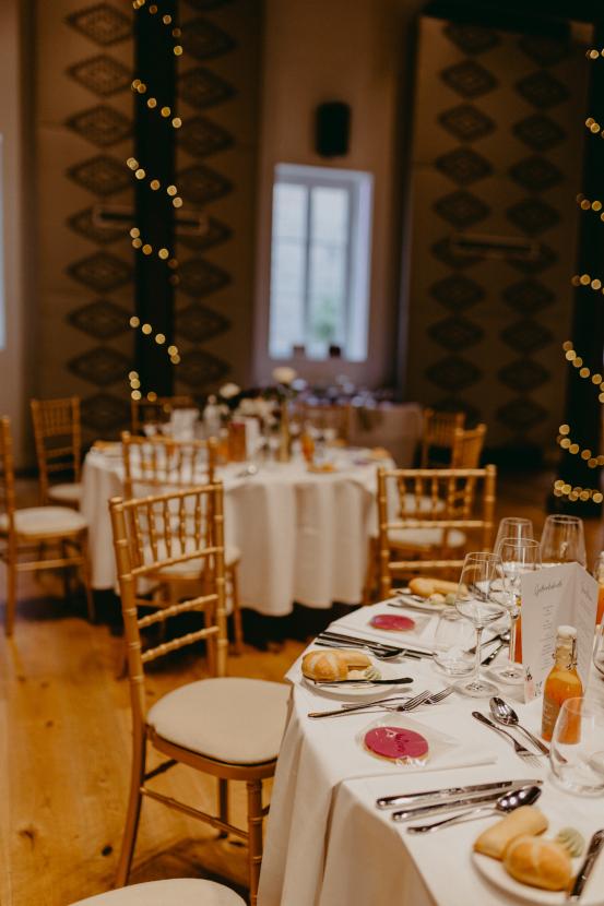 Polo Stuhl - Farbe: gold - Polster: creme-wei� | Foto: Anna Enya Photography