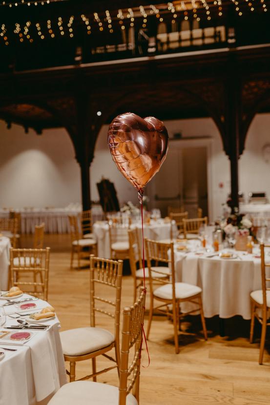 Polo Stuhl - Farbe: gold - Polster: creme-wei� | Foto: Anna Enya Photography