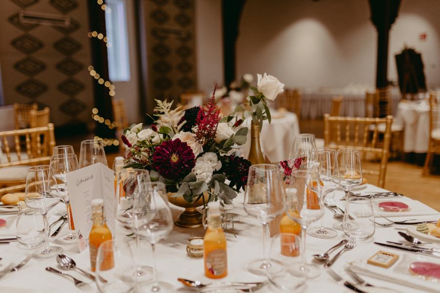 Polo Stuhl - Farbe: gold - Polster: creme-wei� | Foto: Anna Enya Photography