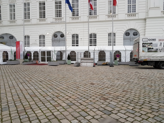 Partyzelt - Breite: 4 m - Seitenh�he: 2,30 m - Firsth�he: 2,95 m