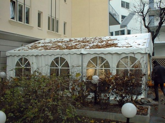 Partyzelt - Breite: 8 m - Seitenh�he: 2,30 m - Firsth�he: 3,60 m