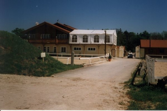 Partyzelt - Breite: 8 m - Seitenh�he: 2,30 m - Firsth�he: 3,60 m