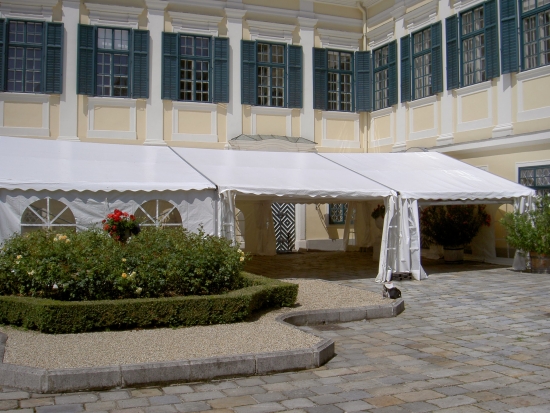 Partyzelt - Breite: 10 m - Seitenh�he: 2,30 m - Firsth�he: 3,93 m