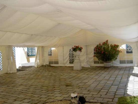 Partyzelt - Breite: 10 m - Seitenh�he: 2,30 m - Firsth�he: 3,93 m