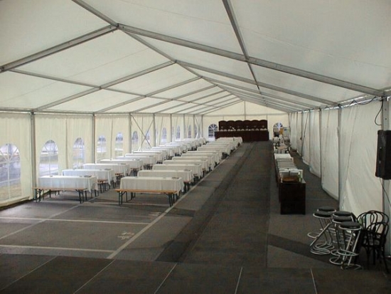 Partyzelt - Breite: 10 m - Seitenh�he: 2,30 m - Firsth�he: 3,93 m