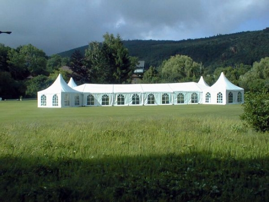 Partyzelt - Breite: 10 m - Seitenh�he: 2,30 m - Firsth�he: 3,93 m