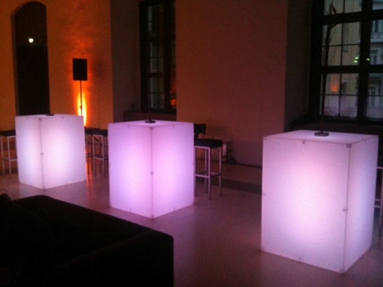 Plexiwrfel, eckig, 80 x 80 x 110 cm, opal, mit LED-Beleuchtung