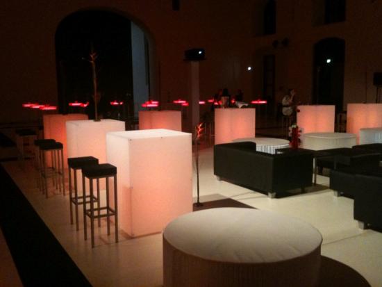 Plexiw�rfel, eckig, 80 x 80 x 110 cm, opal, mit LED-Beleuchtung