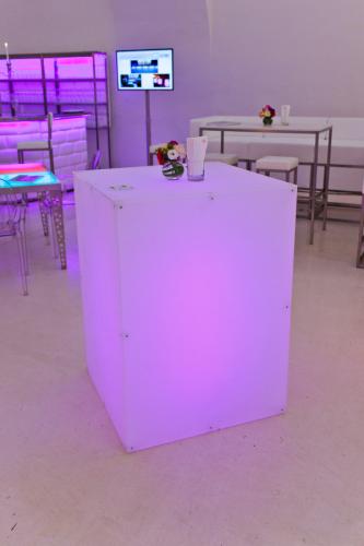 Plexiw�rfel, eckig, 80 x 80 x 110 cm, opal, mit LED-Beleuchtung