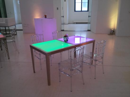 Plexiw�rfel, eckig, 80 x 80 x 110 cm, opal, mit LED-Beleuchtung