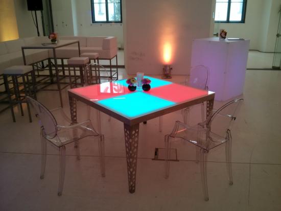 Plexiw�rfel, eckig, 80 x 80 x 110 cm, opal, mit LED-Beleuchtung