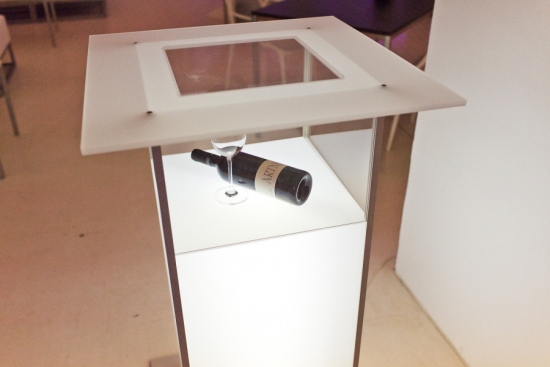 Stehtisch Plexi mit LED-Beleuchtung und Vitrine