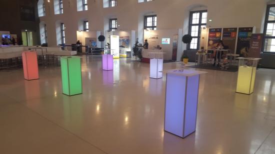 Stehtisch Plexi mit LED-Beleuchtung und Vitrine