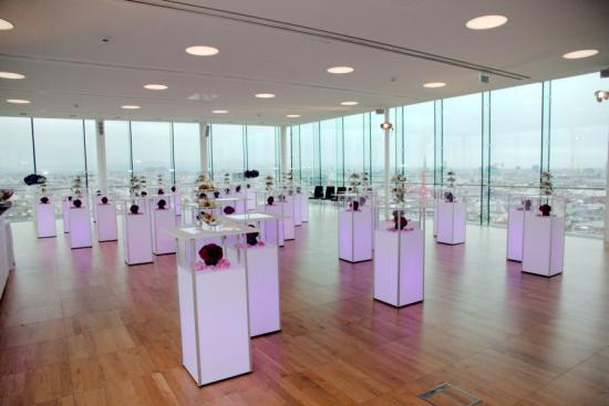 Stehtisch Plexi mit LED-Beleuchtung und Vitrine