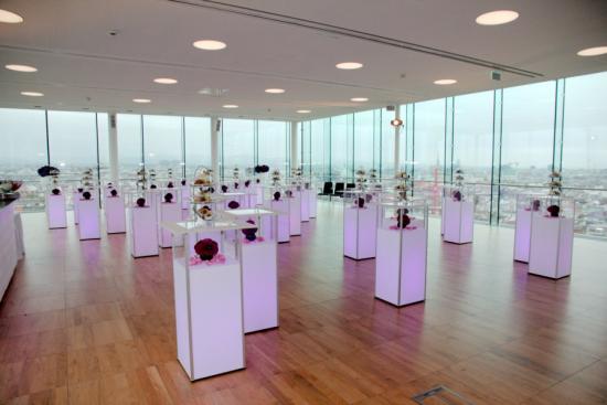 Stehtisch Plexi mit LED-Beleuchtung und Vitrine