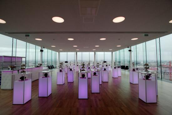 Stehtisch Plexi mit LED-Beleuchtung und Vitrine