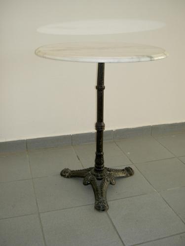 Kaffeehaustisch mit Marmorplatte - Durchmesser: 60 cm
