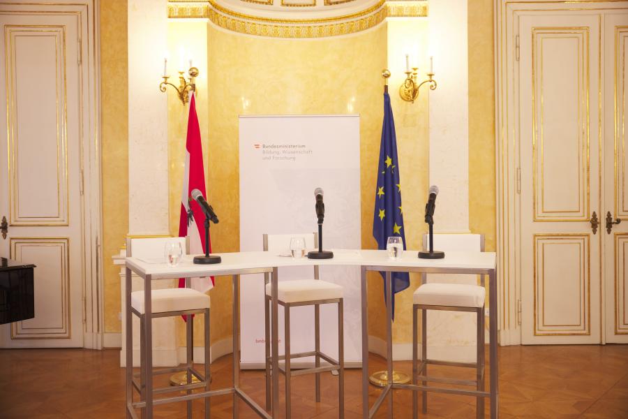 Stehtisch, Niro, Spezial - Form: Wave - Farbe: wei�