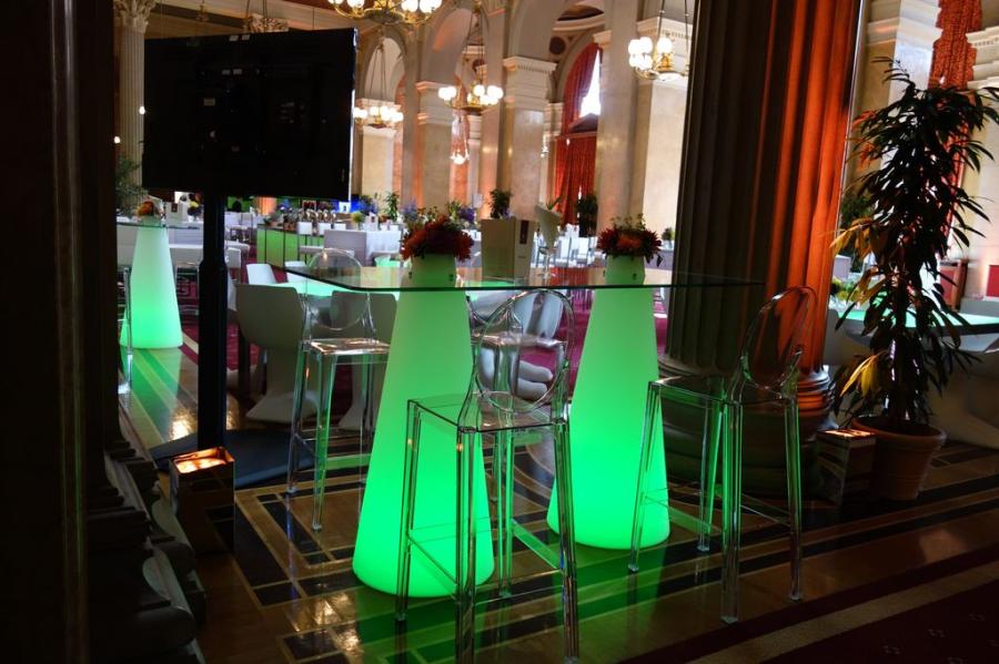 Stehtisch, Peak mit LED-Beleuchtung - Auswahl: Stehtisch, Double-Peak mit LED-Beleuchtung