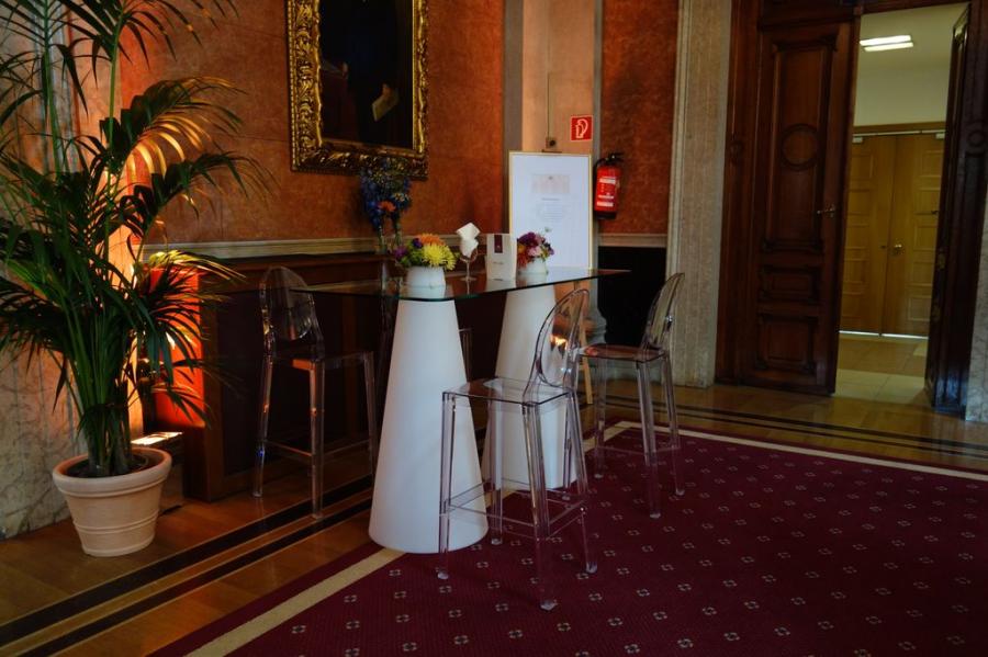 Stehtisch, Peak mit LED-Beleuchtung - Auswahl: Stehtisch, Double-Peak mit LED-Beleuchtung