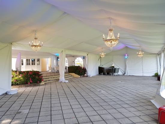 Festzelt - Breite: 8 m - Seitenh�he: 3 m - Firsth�he: 4,35 m