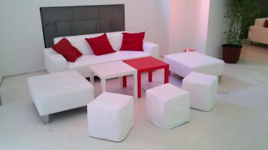 Ledersofa mit abgesetzter Seitenlehne