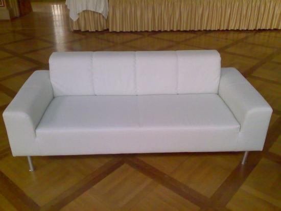 Ledersofa mit abgesetzter Seitenlehne