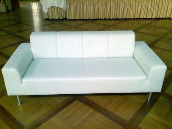 Ledersofa mit abgesetzter Seitenlehne