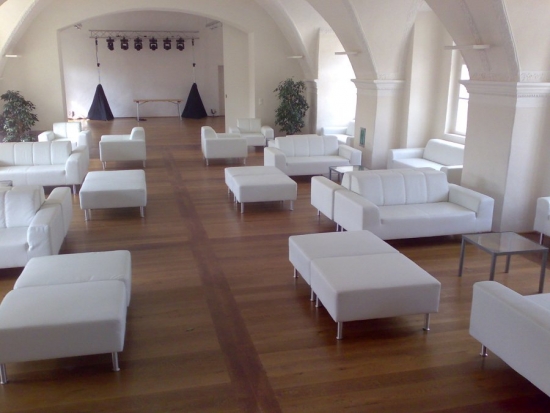 Ledersofa mit abgesetzter Seitenlehne