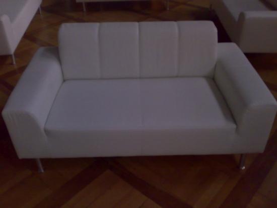 Ledersofa mit abgesetzter Seitenlehne
