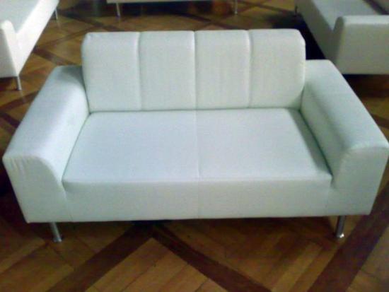 Ledersofa mit abgesetzter Seitenlehne