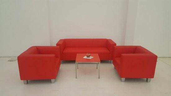 Ledersofa mit gleichhoher Seitenlehne