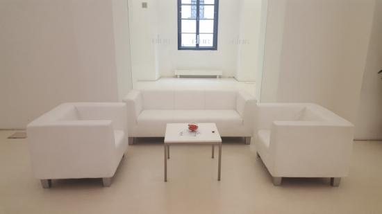 Ledersofa mit gleichhoher Seitenlehne