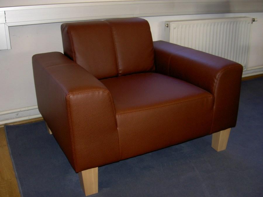 Lederfauteuil mit abgesetzter Seitenlehne - Farbe: braun