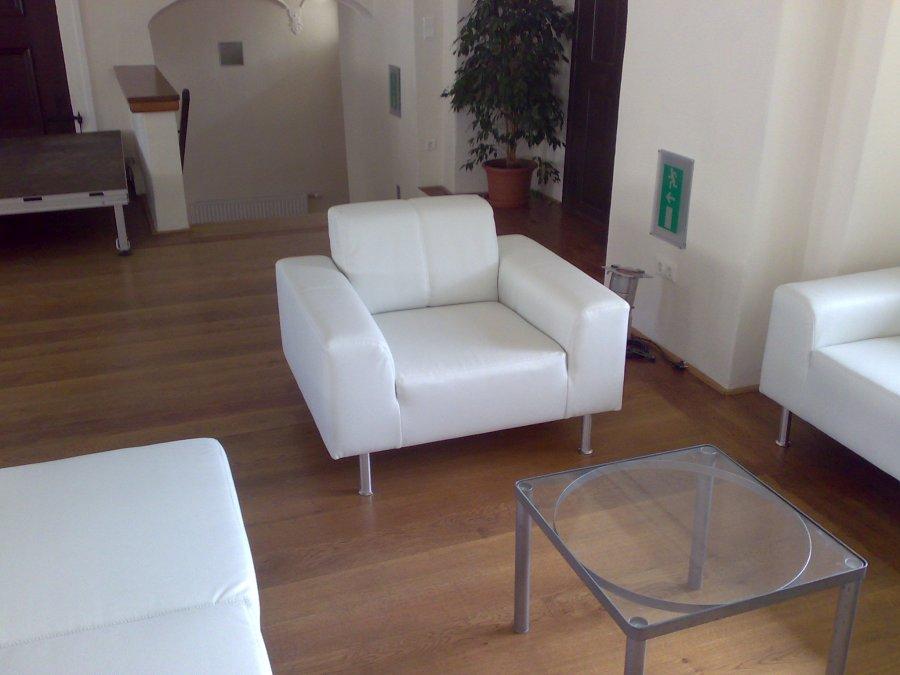 Lederfauteuil mit abgesetzter Seitenlehne - Farbe: wei�