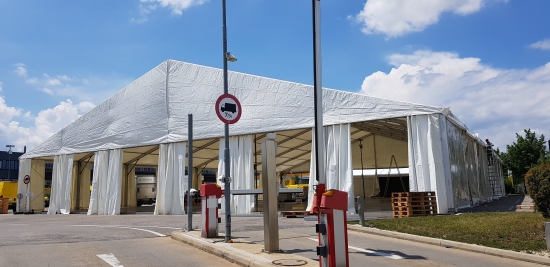 Gro�zelt hoch - Breite: 30 m - Seitenh�he: 4 m - Firsth�he: 8,98 m