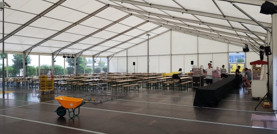 Gro�zelt hoch - Breite: 30 m - Seitenh�he: 4 m - Firsth�he: 8,98 m