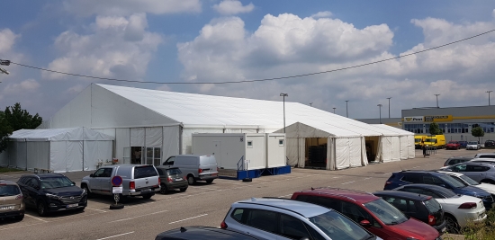 Gro�zelt hoch - Breite: 30 m - Seitenh�he: 4 m - Firsth�he: 8,98 m
